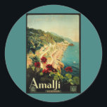 Amalfi Italian Coast, Vintage Travel Poster Italië Ronde Sticker<br><div class="desc">afbeelding van het Europese reisposter of bagageetiket van de Italiaanse Amalfi-kust met het prachtige blauwe mediterrane Zee,  de beroemde steile kliffen van Amalfi en een rode geraniumbloem op de voorgrond. De tekst luidt Amalfi Italia.</div>