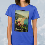 Amalfi Italian Coast, Vintage Travel Poster Italië T-shirt<br><div class="desc">afbeelding van het Europese reisposter of bagageetiket van de Italiaanse Amalfi-kust met het prachtige blauwe mediterrane Zee,  de beroemde steile kliffen van Amalfi en een rode geraniumbloem op de voorgrond. De tekst luidt Amalfi Italia.</div>
