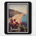Amalfi, Italië Vintage Travel Poster Muismat<br><div class="desc">Dit vintage-poster als van Amalfi,  Italië.  Het is een scène gemaakt van hoog op een heuvel die een dorp en strand eronder overziet.  Er zijn zeilboten in het water.  De onderste helft van het poster is voorzien van rode geraniums.</div>