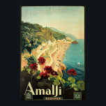 amalfi-reisreclame poster<br><div class="desc">Prachtig vintage-poster van de kust van Amalfi in Italië door Mario Borgoni in 1915. Mario Borgoni, 1869-1936, is geboren in Pesaro, Italië, en was een van de eerste Italiaanse kunstenaars die erin geslaagd waren de overgang van fijne kunst naar commerciële kunst tot een succes te maken. Zijn illustraties gebruikten drastische...</div>