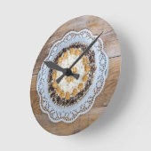 Amandelmoencake op bijthout ronde klok (Hoek)