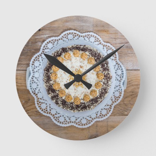 Amandelmoencake op bijthout ronde klok (Voorkant)