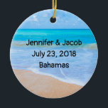 Amazing Beach Tropical Scene Photo Weddenschap Keramisch Ornament<br><div class="desc">Een ornament gepersonaliseerd met je trouwinfo met een foto van een heldere blauwe oceaanscène met zachte golven langs een kust en zacht bruin zand. Een blauwe hemel met vloeiende wolken in de verte. Serene tropische idyllische smaakstof.</div>