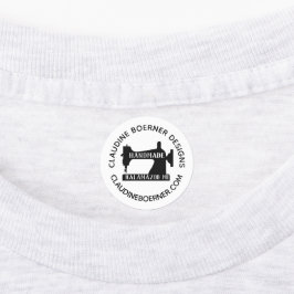 Ambachtelijke zakelijke kunstenaar naaien ijzer op labels