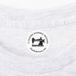 Ambachtelijke zakelijke kunstenaar naaien ijzer op labels