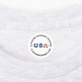 Ambachtelijke zakelijke kunstenaar naaien ijzer op labels (Aangebracht)