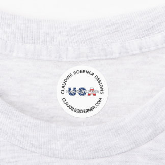 Ambachtelijke zakelijke kunstenaar naaien ijzer op labels