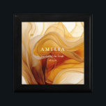 Amber Brandy Abstract Ink Wedding Party ID1089 Cadeaudoosje<br><div class="desc">De opvallende geschenkdoos die hier wordt getoond, biedt een sjabloon om eenvoudig uw bruiloftslid, naam en trouwdatum toe te voegen. Als onderdeel van een compleet collectie, met een rijk kleurenpalet in tinten die doen denken aan vloeibare ahornsiroop of fijne cognac, straalt het warmte en sophisticatie uit. Dit collectie is ideaal...</div>