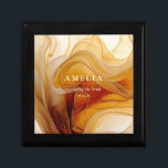 Amber Brandy Abstract Ink Wedding Party ID1089 Cadeaudoosje<br><div class="desc">De opvallende geschenkdoos die hier wordt getoond, biedt een sjabloon om eenvoudig uw bruiloftslid, naam en trouwdatum toe te voegen. Als onderdeel van een compleet collectie, met een rijk kleurenpalet in tinten die doen denken aan vloeibare ahornsiroop of fijne cognac, straalt het warmte en sophisticatie uit. Dit collectie is ideaal...</div>