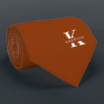 Amber Oranje Elegant Monogram   Naam | eenzijdig Stropdas<br><div class="desc">Een elegante eenzijdige stropdas met een gewaagd wit monogram over een Amber-kleurachtergrond. Bovenop dit monogram staat je voor- of achternaam in alle hoofdletters. Als u de voorkeur geeft aan een stoutmoediger zoeken naar de persoonlijke naam in de grote letter kunt u het volgende doen: Gebruik de functie aanpassen / bewerken...</div>