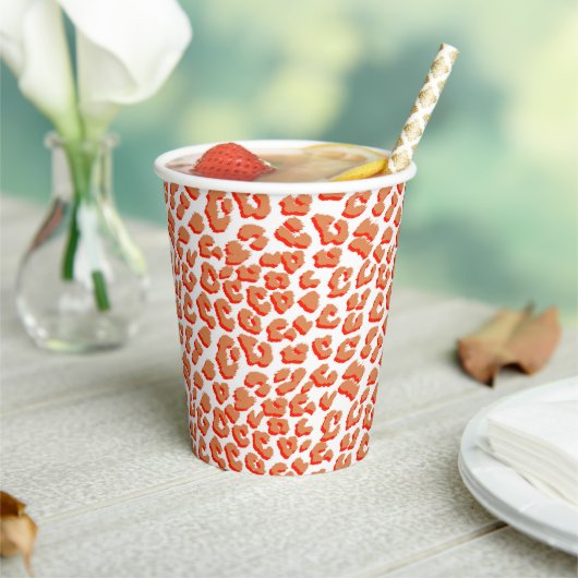 Amberkleurige en witte luipaardprint papieren bekers (Insitu)