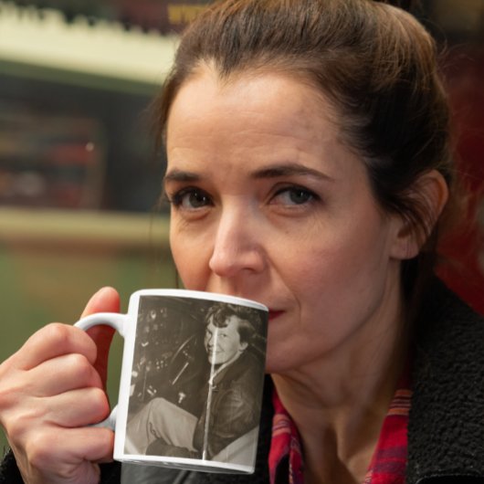 Amelia Earhart Candid Airplane Cockpit Foto 1937 Koffiemok