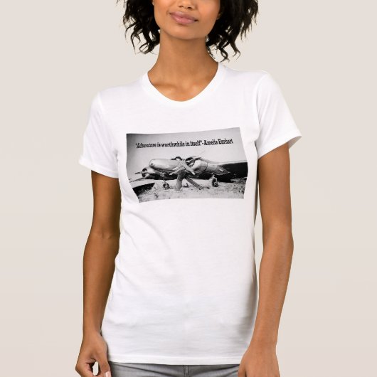 Amelia Earhart Dames Adventure Quote T-shirt (Voorkant)