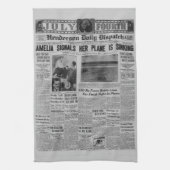 Amelia Earhart  krantenverhaal Theedoek (Verticaal)