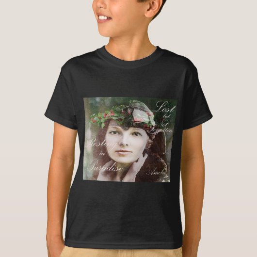 Amelia Earhart Lost in Paradise tribute T-shirt (Voorkant)
