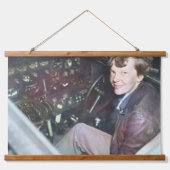 Amelia Earhart met haar Lockheed Electra 1937 Hangend Wandkleed (Voorkant)