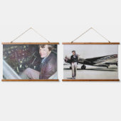 Amelia Earhart met haar Lockheed Electra 1937 Hangend Wandkleed (Dubbel)
