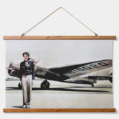 Amelia Earhart met haar Lockheed Electra 1937 Hangend Wandkleed (Voorkant 2)