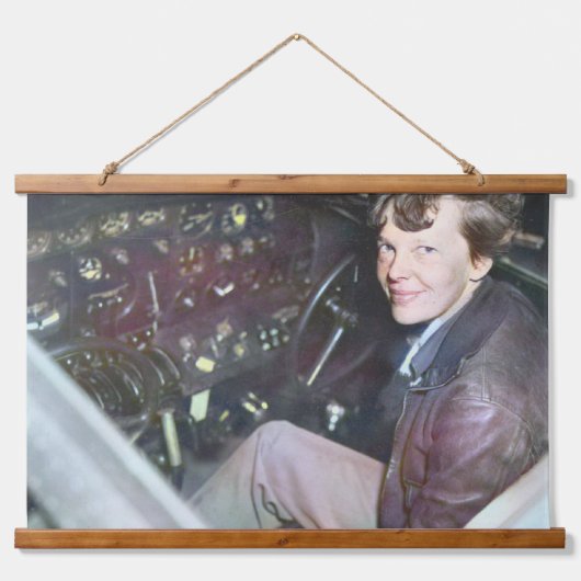 Amelia Earhart met Her Lockheed Electra 1937 Hangend Wandkleed (Voorkant)