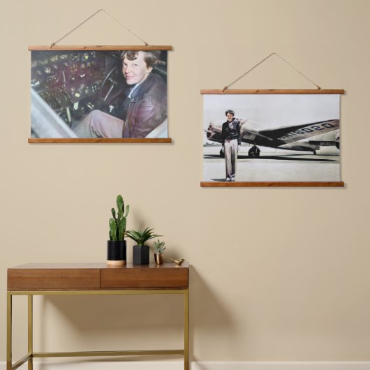 Amelia Earhart met Her Lockheed Electra 1937 Hangend Wandkleed (Asymmetrisch)