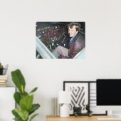 Amelia Earhart Onopgepoetste Kleurenfoto van het V Poster (Thuiskantoor)