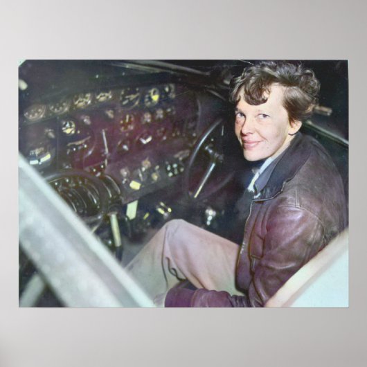 Amelia Earhart Onopgepoetste Kleurenfoto van het V Poster (Voorkant)