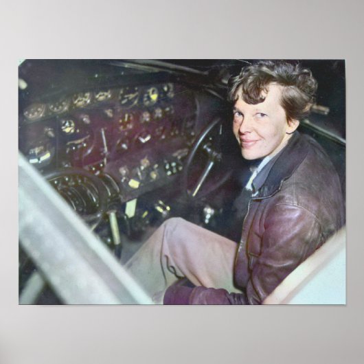 Amelia Earhart Onopgepoetste Kleurenfoto Vliegtuig Poster (Voorkant)