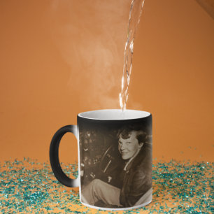 Amelia Earhart Onopgepoetste Luchtfoto van het Vli Magische Mok