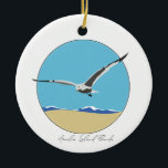 Amelia Island, Florida Zee Gull over het strand Keramisch Ornament<br><div class="desc">Keramisch ornament met een 2-dimensionaal zeeen meeuw afbeelding dat met golven over het strand vliegt. Amelia Island,  Florida in het script op de bodem.</div>