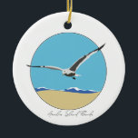 Amelia Island, Florida Zee Gull over het strand Keramisch Ornament<br><div class="desc">Keramisch ornament met een 2-dimensionaal zeeen meeuw afbeelding dat met golven over het strand vliegt. Amelia Island,  Florida in het script op de bodem.</div>