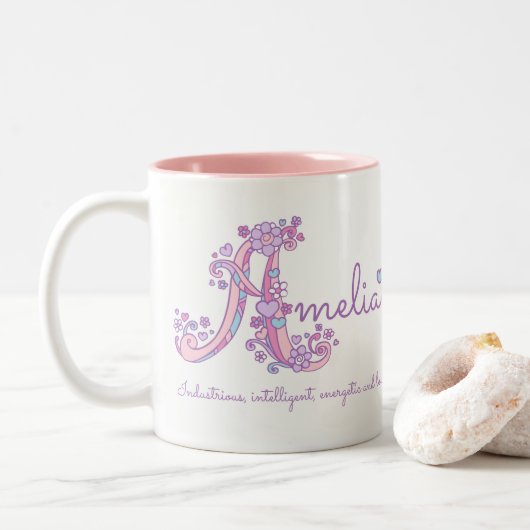 Amelia-naam: decoratieve A-monogram-mok Tweekleurige Koffiemok (Met donut)