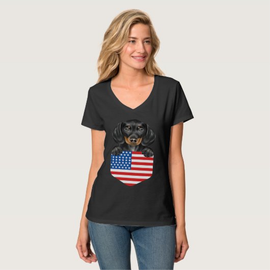 America Flag Black Dachshund Dog In Pocket T-shirt (Voorkant volledig)