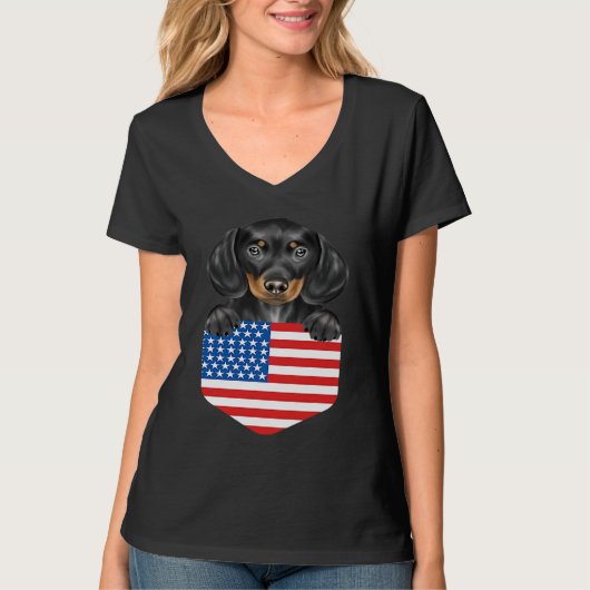 America Flag Black Dachshund Dog In Pocket T-shirt (Voorkant)