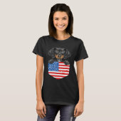 America Flag Black Dachshund Dog In Pocket T-shirt (Voorkant volledig)
