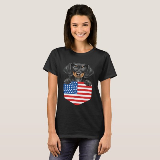 America Flag Black Dachshund Dog In Pocket T-shirt (Voorkant volledig)