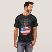 America Flag Black Dachshund Dog In Pocket T-shirt (Voorkant volledig)
