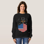 America Flag Black Dachshund Dog In Pocket Trui (Voorkant volledig)