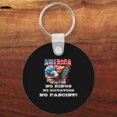 America No Kings No Dictators No Fascist  Sleutelhanger (Voorkant)