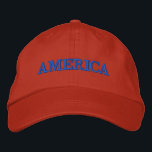 America Red Geborduurde Pet<br><div class="desc">Amerika is blauw geborduurd op dit rode unisex baseball-pet of een kleurig pet dat je kiest. Een perfecte manier om je patriottisme te shows op 4 juli, herdenkingsdag of elke andere gelegenheid.</div>