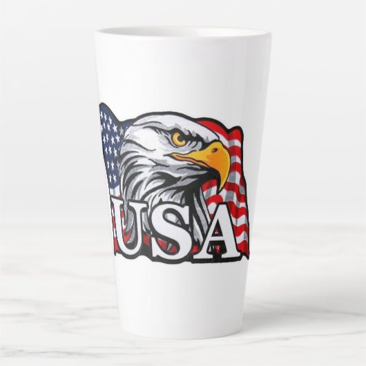 American Bald Eagle met Amerikaanse vlag - Patriot Latte Mok (Voorkant)