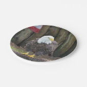 American Bald Eagle Perched on a Log Papieren Bordje (Gekanteld)
