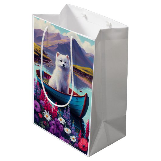 American Eskimo Dog on Paddle: Een Schilderachtig  Medium Cadeauzakje (Achterkant Gekanteld)