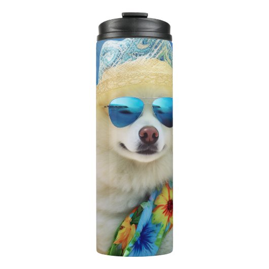 American Eskimo op Beach, zomercadeau voor hondenl Thermosbeker (Voorkant)