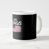 American Flag Upside Down Distress No Kings Long F Grote Koffiekop (Voorkant rechts)