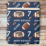 American Football Ball Happy Birthday Foto Blue Cadeaupapier<br><div class="desc">American Football Ball Happy Birthday Photo Blue Wrapping Paper. Football-themed verjaardagsverpakkingspapier met naam,  foto- en football ballen. Geweldig voor kinderen die van football en sport houden.</div>