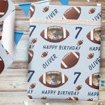 American Football Ball Happy Birthday Foto Blue Cadeaupapier<br><div class="desc">American Football Ball Happy Birthday Photo Blue Wrapping Paper. Football-themed verjaardagsverpakkingspapier met naam,  foto- en football ballen. Geweldig voor kinderen die van football en sport houden.</div>