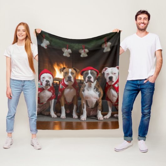 American Staffordshire bij de open haard Kerstmis Fleece Deken (In situ)