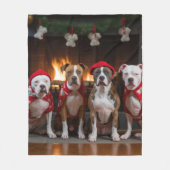 American Staffordshire bij de open haard Kerstmis Fleece Deken (Voorkant)