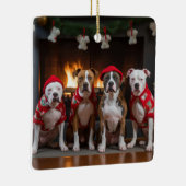 American Staffordshire bij de open haard Kerstmis Keramisch Ornament (Rechts)