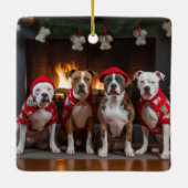 American Staffordshire bij de open haard Kerstmis Keramisch Ornament (Achterkant)